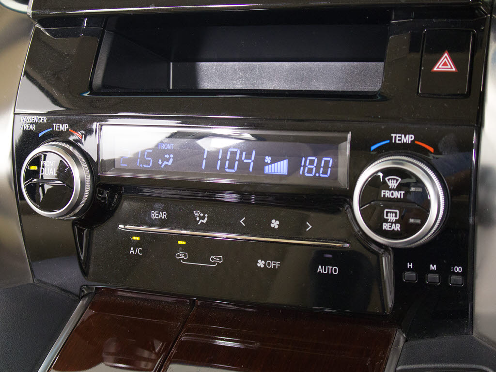 ★使いやすさや安全性を追求したステアリン
グ周り！高級車ゆえにスイッチ類が多いのも
特徴ですね！考え尽くされた配置ですぐに使
いこなす事が出来ますのでご安心下さい！是
非、体感してみて下さい！！