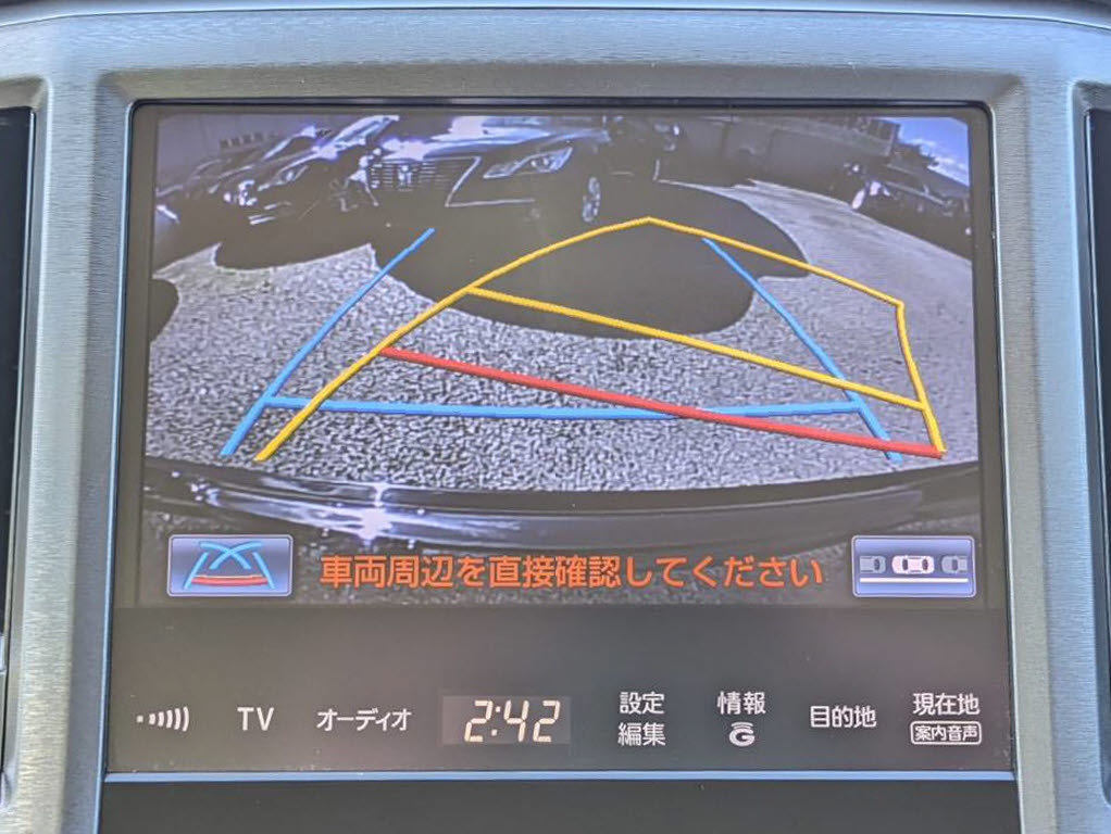 カラーバックカメラが付いています！バック
にギアを入れると、後方視界が自動的にマル
チ画面に映し出されます！夜も明るく見えま
すので、すごく便利！！一度使うとカメラ無
しには乗りたくない程！