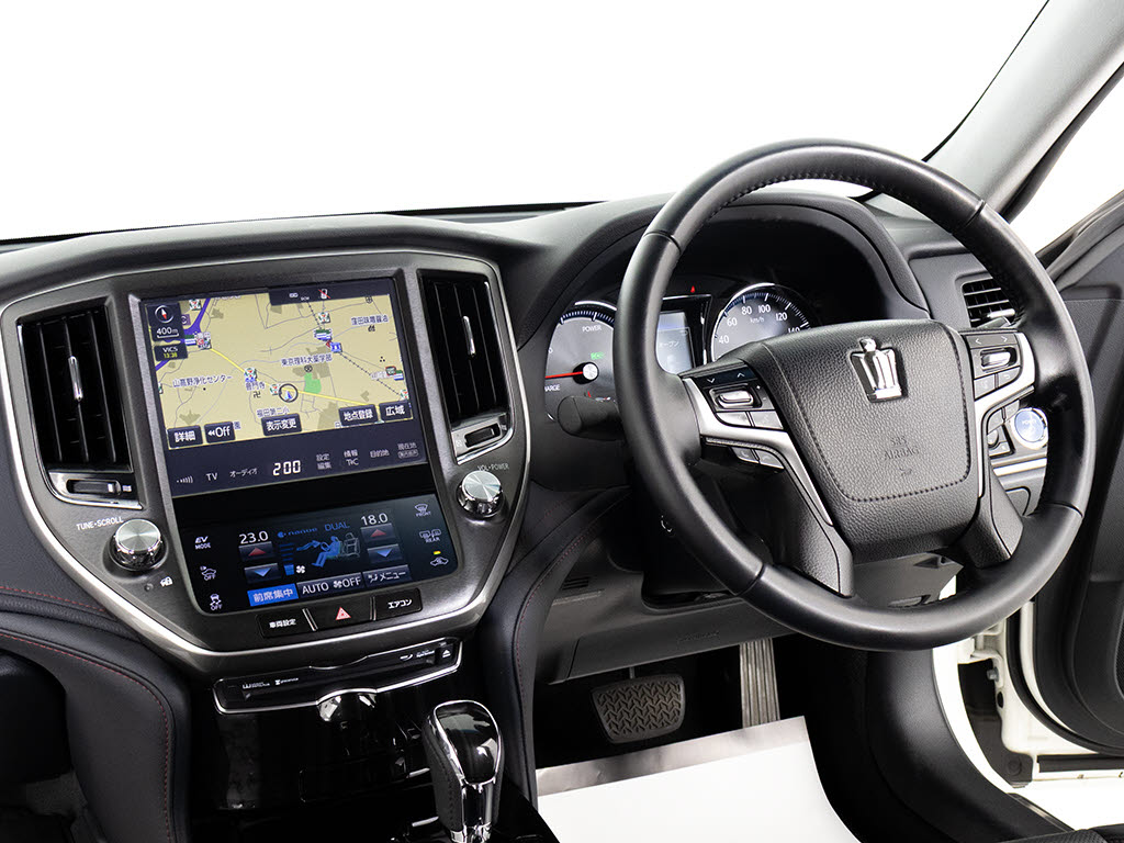 使いやすさや安全性を追求したステアリング
周り！高級車ゆえにスイッチ類が多いのも特
徴ですね！考え尽くされた配置ですぐに使い
こなす事が出来ますのでご安心下さい！是非
、体感してみて下さい！！