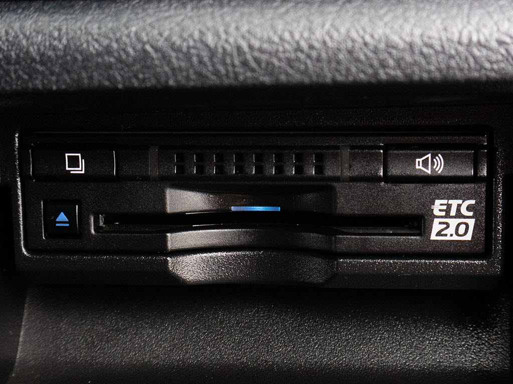 ★ETC2.0が装備されています！！社外品とは
違い収まりの良いデザインが人気！高速道路
を利用する際は必需品ですよね！！ストレス
無く料金所を通過出来ます！！