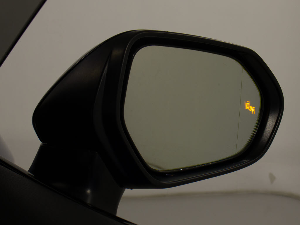 BSM（ブラインドスポット）モニター装備！
死角の車の接近をお知らせしてくれる安全装
備になります！