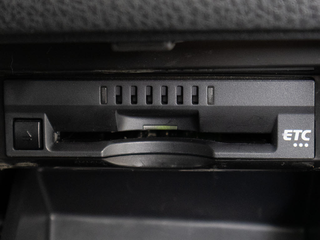 コンソール内一体型のビルトインＥＴＣ装備
！見た目の部分も良いですが、ＥＴＣカード
の盗難防止になる設置箇所です！料金所の渋
滞回避！時間帯・日によって料金の軽減を受
けられます！ストレス知らずのドライブ！