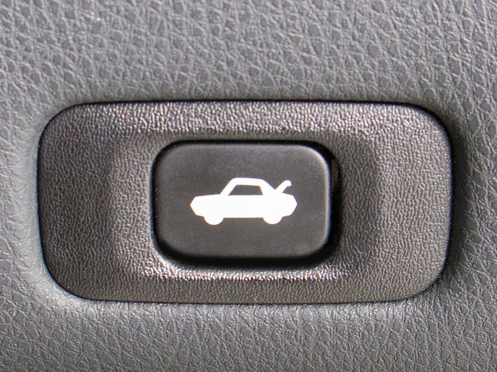 ボタン一つでトランクオープンが可能！車内
から操作できる為、非常に便利な装備の一つ
となります！