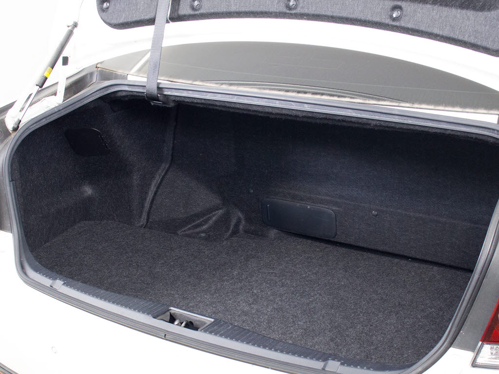 トランクが狭いと思っておりませんか？実際
は大容量トランクです！旅行等の長距離ドラ
イブも快適です！また、屋根付きスペースを
完備しておりますので、夜間でも、雨でも雪
の日だってゆっくりご覧頂けます。