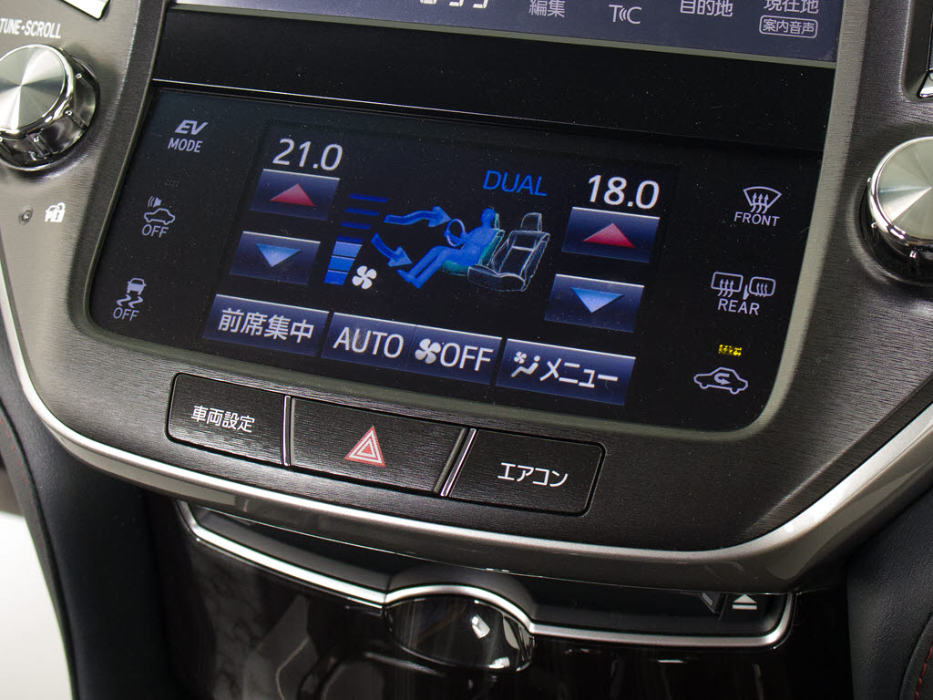 使いやすさや安全性を追求したステアリング
周り！高級車ゆえにスイッチ類が多いのも特
徴ですね！考え尽くされた配置ですぐに使い
こなす事が出来ますのでご安心下さい！是非
、体感してみて下さい！！