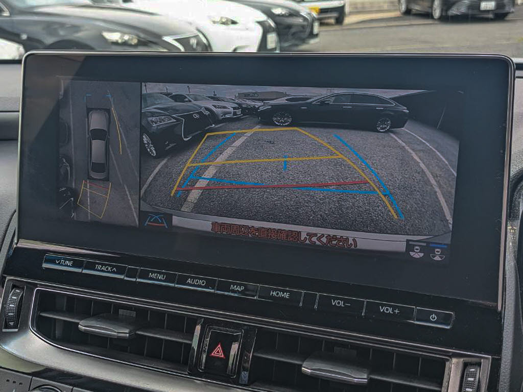 パノラミックビューモニターを装備！上から
車両を見下ろしたような映像をナビ画面に表
示できます。車両前後左右に搭載した4つの
カメラ映像を継ぎ目なく合成！目視では見え
ない部分もリアルタイムで見れます。