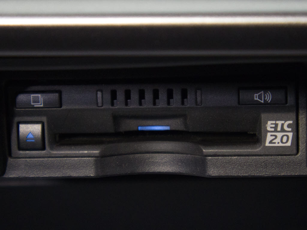★ETC2.0が装備されています！！社外品とは
違い収まりの良いデザインが人気！高速道路
を利用する際は必需品ですよね！！ストレス
無く料金所を通過出来ます！！