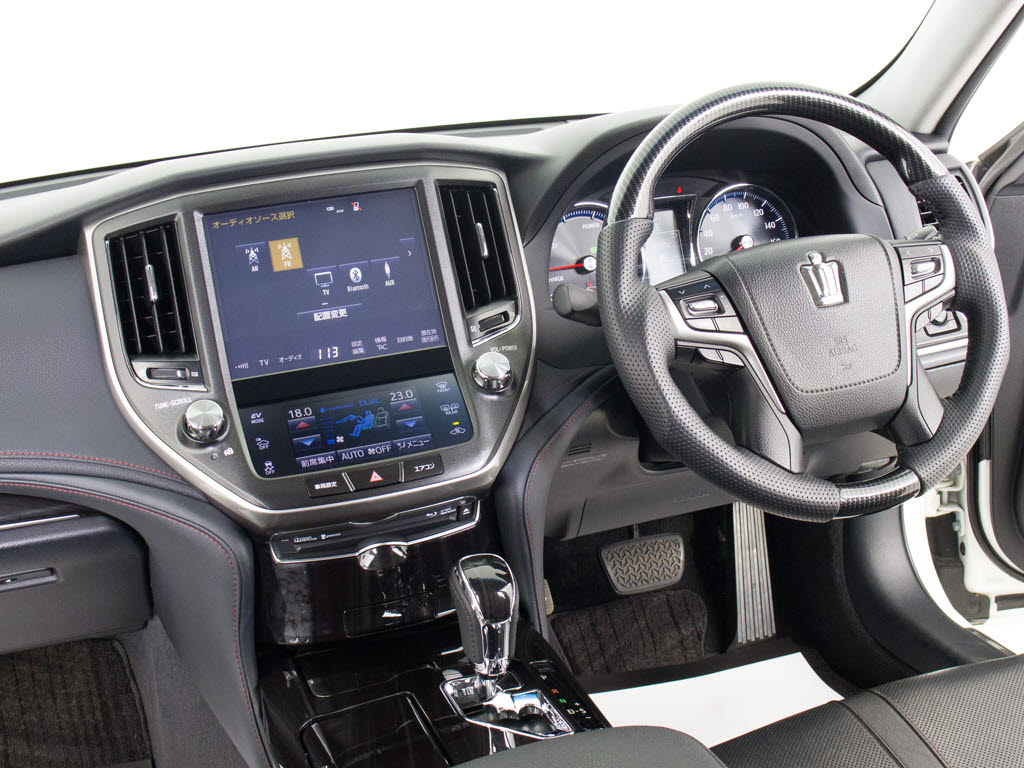 使いやすさや安全性を追求したステアリング
周り！高級車ゆえにスイッチ類が多いのも特
徴ですね！考え尽くされた配置ですぐに使い
こなす事が出来ますのでご安心下さい！是非
、体感してみて下さい！！