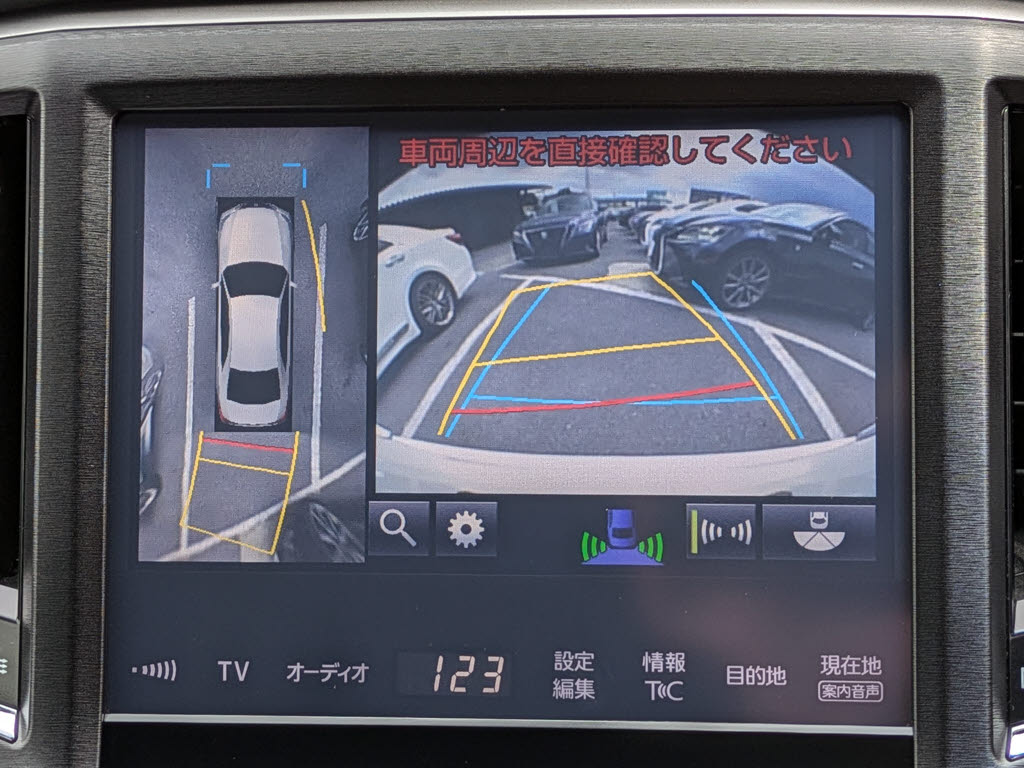 パノラミックビューモニターを装備！上から
車両を見下ろしたような映像をナビ画面に表
示できます。車両前後左右に搭載した4つの
カメラ映像を継ぎ目なく合成！目視では見え
ない部分もリアルタイムで見れます。