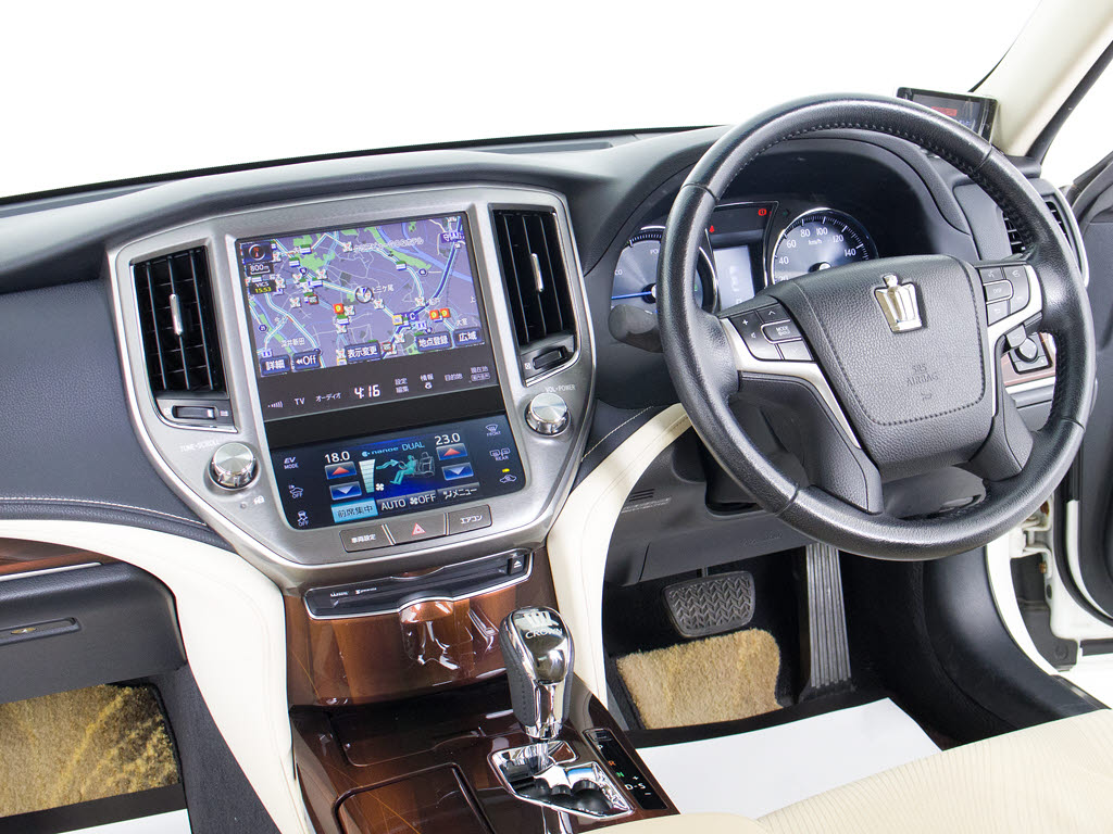 使いやすさや安全性を追求したステアリング
周り！高級車ゆえにスイッチ類が多いのも特
徴ですね！考え尽くされた配置ですぐに使い
こなす事が出来ますのでご安心下さい！是非
、体感してみて下さい！！