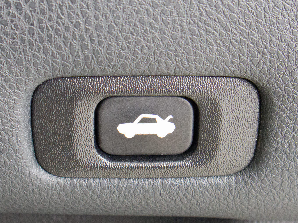 ボタン一つでトランクオープンが可能！車内
から操作できる為、非常に便利な装備の一つ
となります！