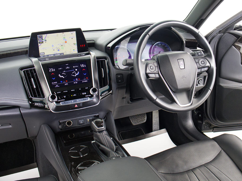 使いやすさや安全性を追求したステアリング
周り！高級車ゆえにスイッチ類が多いのも特
徴ですね！考え尽くされた配置ですぐに使い
こなす事が出来ますのでご安心下さい！是非
、体感してみて下さい！！