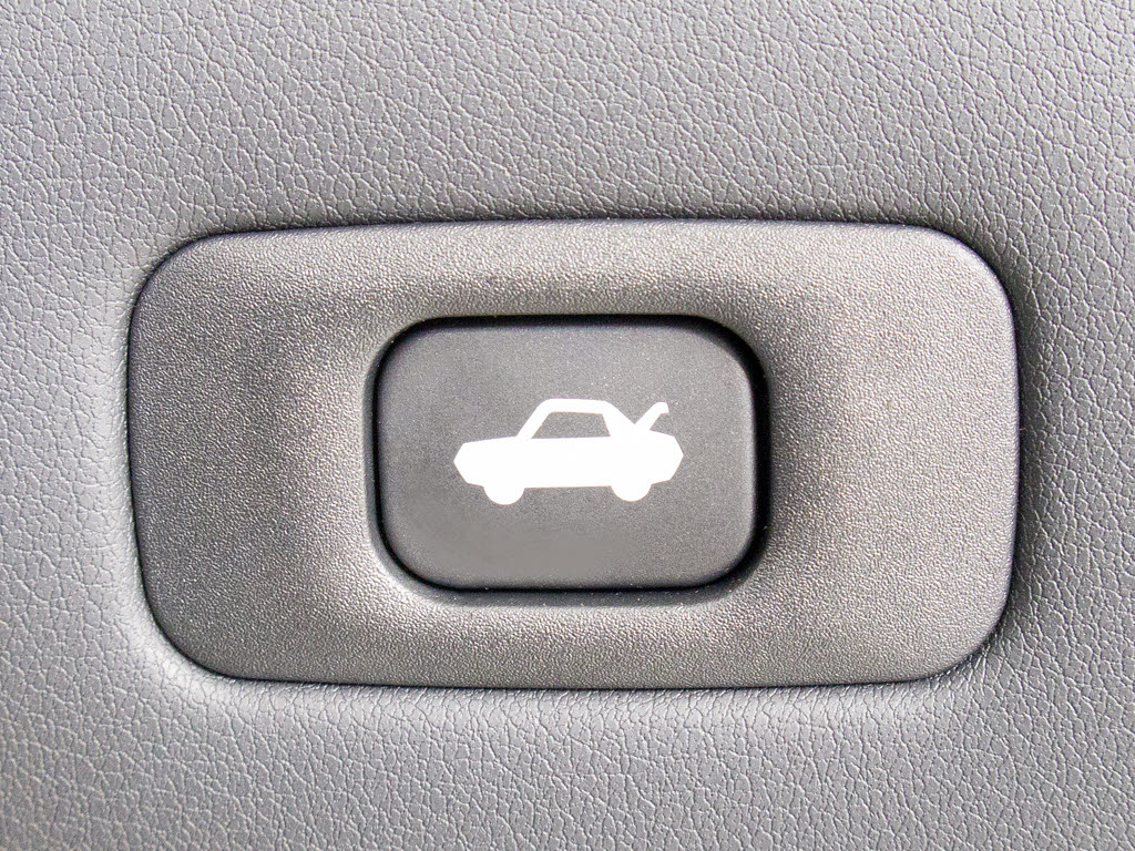 ボタン一つでトランクオープンが可能！車内
から操作できる為、非常に便利な装備の一つ
となります！