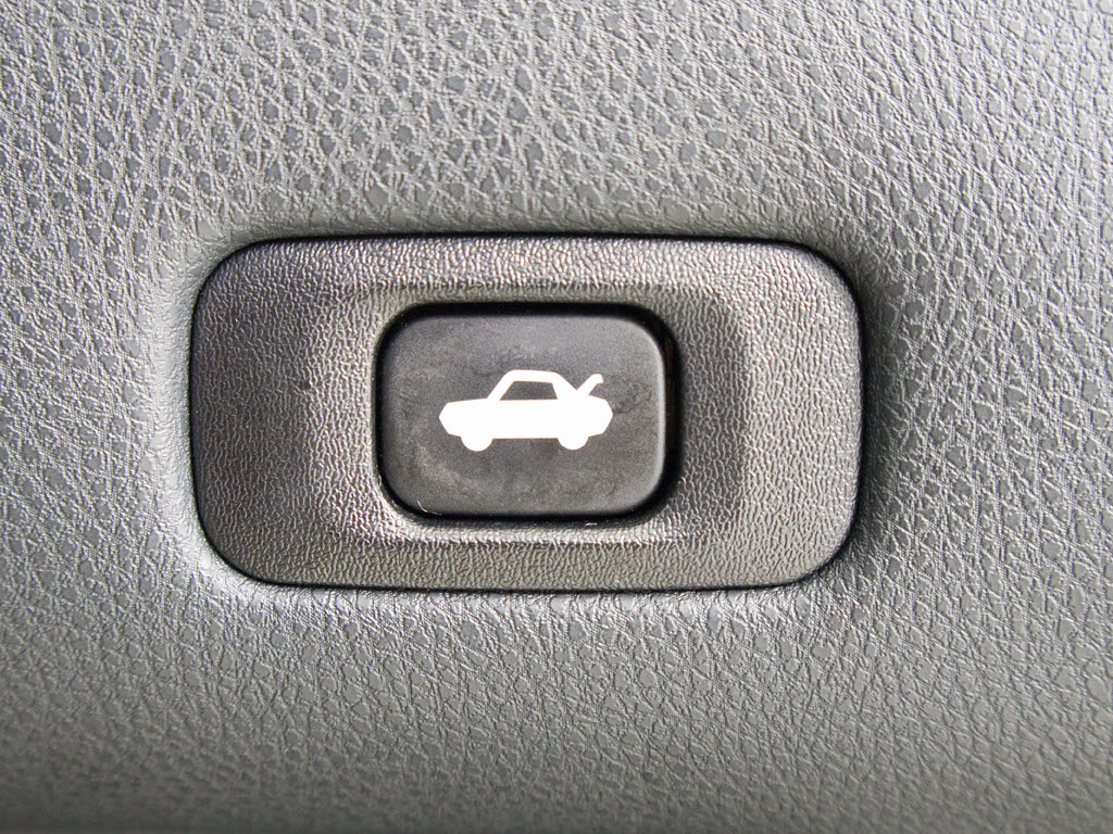 ボタン一つでトランクオープンが可能！車内
から操作できる為、非常に便利な装備の一つ
となります！