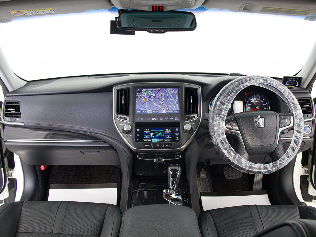 使いやすさや安全性を追求したステアリング
周り！高級車ゆえにスイッチ類が多いのも特
徴ですね！考え尽くされた配置ですぐに使い
こなす事が出来ますのでご安心下さい！是非
、体感してみて下さい！！