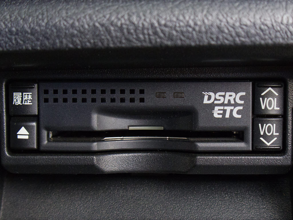 ★ETC(DSRC)が装備されています！！社外品
とは違い収まりの良いデザインが人気！高速
道路を利用する際は必需品ですよね！！スト
レス無く料金所を通過出来ます！！