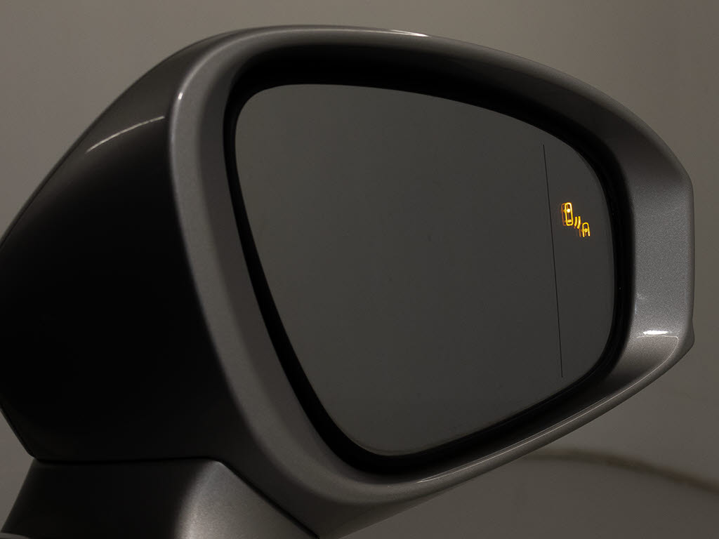 ＢＳＭ（ブラインドスポットモニタ）！隣の
車線を走る車両をレーダーで検知し、ドアミ
ラーでは確認しにくい後側方エリアに存在す
る車両に加えて、急接近してくる車両も検知
します。