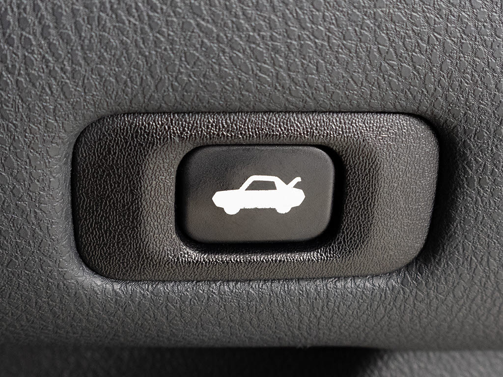 ボタン一つでトランクオープンが可能！車内
から操作できる為、非常に便利な装備の一つ
となります！