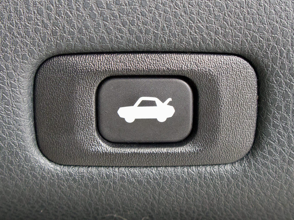 ボタン一つでトランクオープンが可能！車内
から操作できる為、非常に便利な装備の一つ
となります！