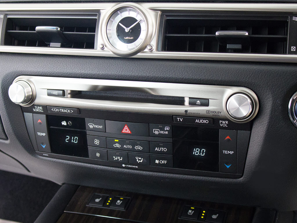 ★使いやすさや安全性を追求したステアリン
グ周り！高級車ゆえにスイッチ類が多いのも
特徴ですね！考え尽くされた配置ですぐに使
いこなす事が出来ますのでご安心下さい！是
非、体感してみて下さい！！