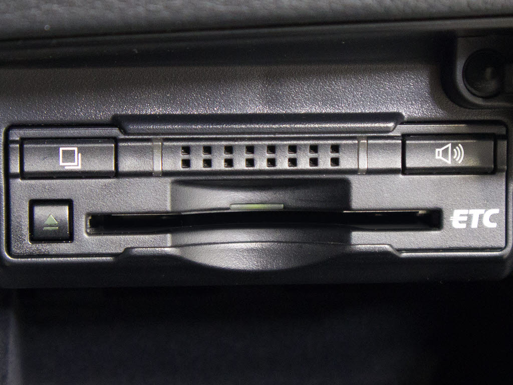 コンソール内一体型のビルトインＥＴＣ装備
！見た目の部分も良いですが、ＥＴＣカード
の盗難防止になる設置箇所です！料金所の渋
滞回避！時間帯・日によって料金の軽減を受
けられます！ストレス知らずのドライブ！