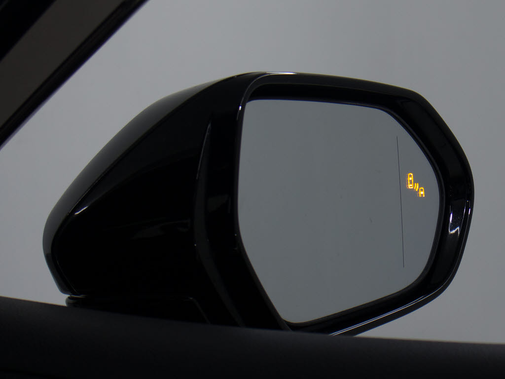 ＢＳＭ（ブラインドスポットモニタ）！隣の
車線を走る車両をレーダーで検知し、ドアミ
ラーでは確認しにくい後側方エリアに存在す
る車両に加えて、急接近してくる車両も検知
します。