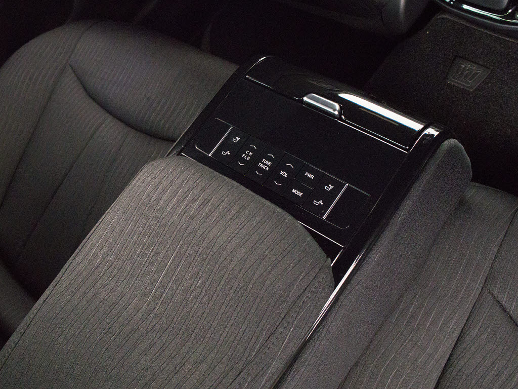 後席もVIP装備！後席センターコンソールの
画像です！こちらのお車には、後席にもパワ
ーシートが装備されています！更にオーディ
オなども後席から操作出来るなど豪華！ゲス
トに喜んで頂ける装備ですね！
