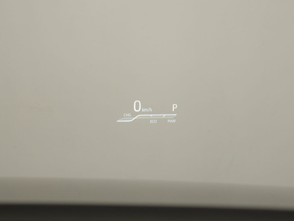 ヘッドアップディスプレイ(HUD)付！、フロ
ントウインドウガラスに運転支援システムの
作動状況や走行に関するさまざまな情報を表
示することができます。