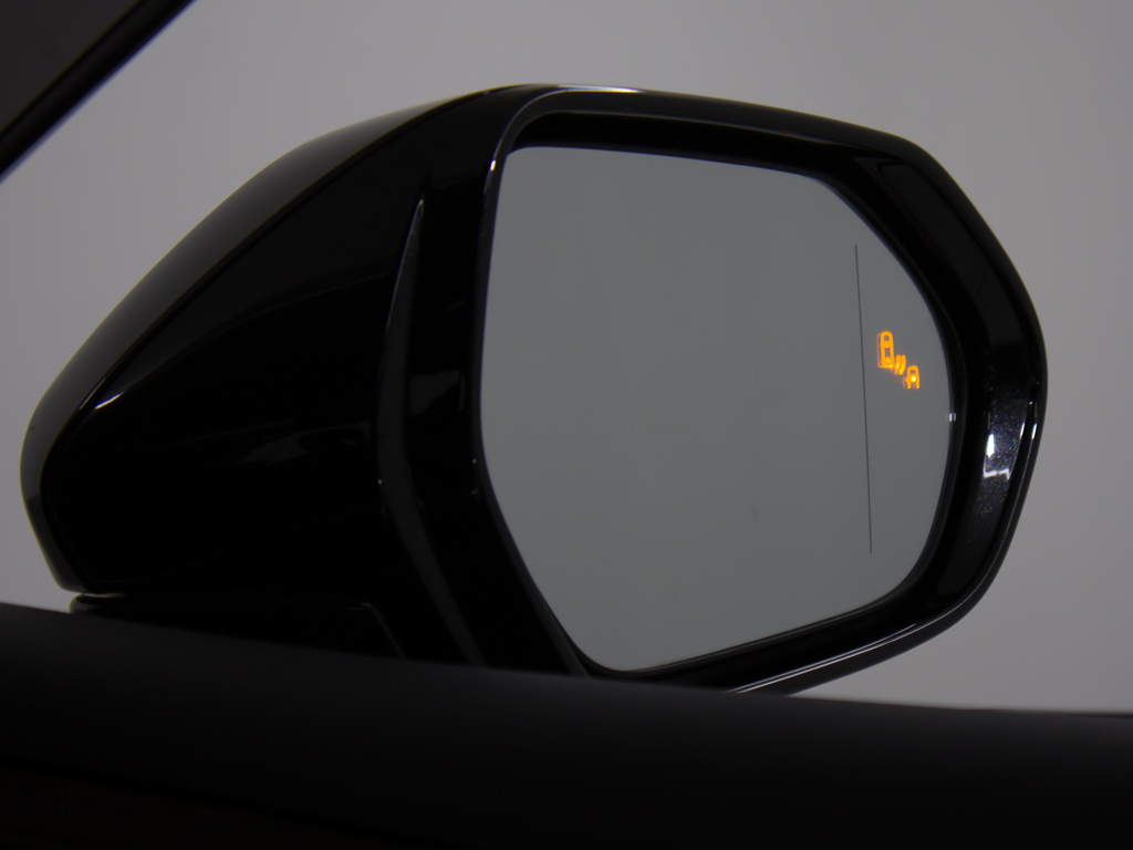 ＢＳＭ（ブラインドスポットモニタ）！隣の
車線を走る車両をレーダーで検知し、ドアミ
ラーでは確認しにくい後側方エリアに存在す
る車両に加えて、急接近してくる車両も検知
します。