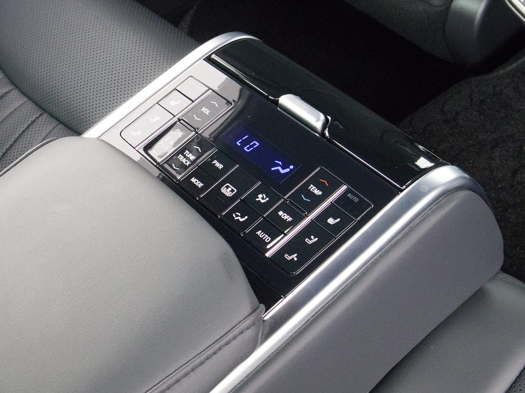 後席もVIP装備！後席センターコンソールの
画像です！こちらのお車には、後席にもパワ
ーシートが装備されています！更にオーディ
オなども後席から操作出来るなど豪華！ゲス
トに喜んで頂ける装備ですね！