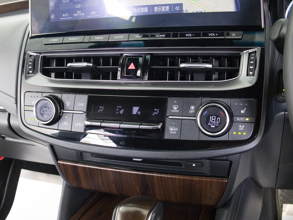 使いやすさや安全性を追求したステアリング
周り！高級車ゆえにスイッチ類が多いのも特
徴ですね！考え尽くされた配置ですぐに使い
こなす事が出来ますのでご安心下さい！是非
、体感してみて下さい！！