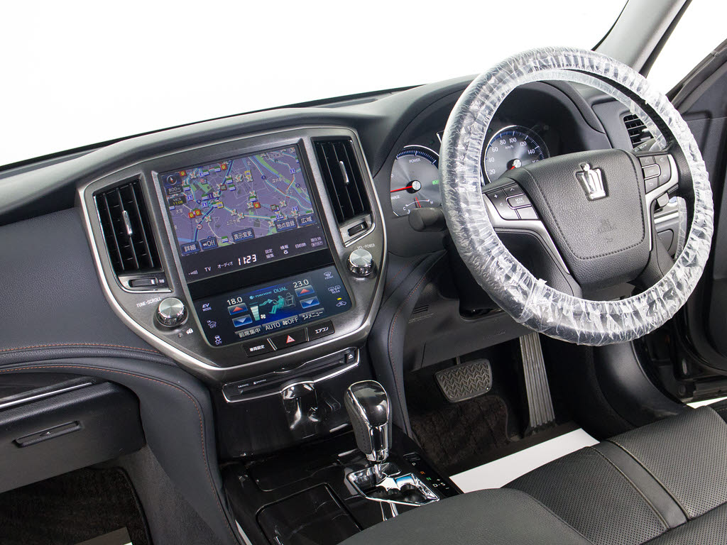 使いやすさや安全性を追求したステアリング
周り！高級車ゆえにスイッチ類が多いのも特
徴ですね！考え尽くされた配置ですぐに使い
こなす事が出来ますのでご安心下さい！是非
、体感してみて下さい！！