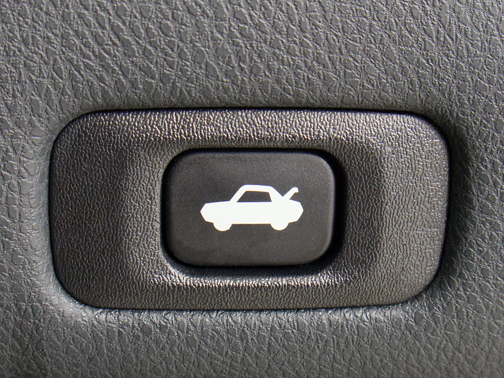 ボタン一つでトランクオープンが可能！車内
から操作できる為、非常に便利な装備の一つ
となります！