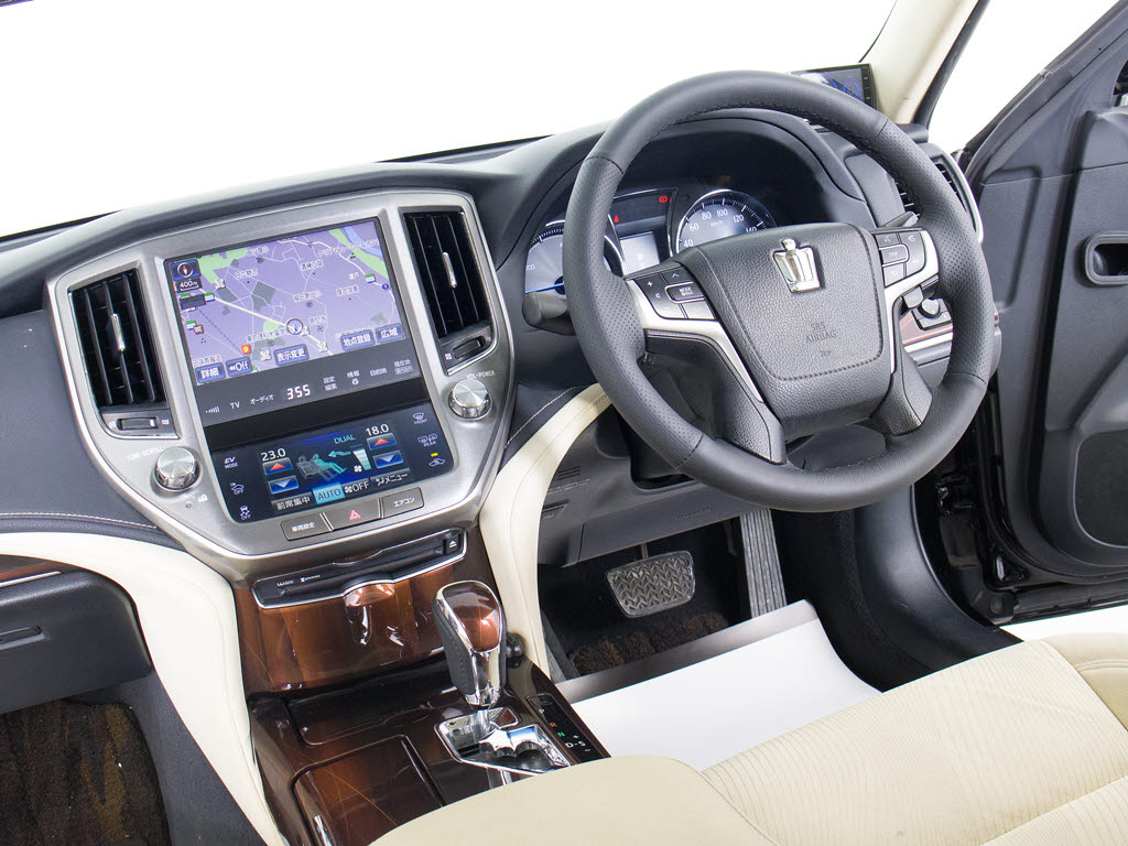 使いやすさや安全性を追求したステアリング
周り！高級車ゆえにスイッチ類が多いのも特
徴ですね！考え尽くされた配置ですぐに使い
こなす事が出来ますのでご安心下さい！是非
、体感してみて下さい！！