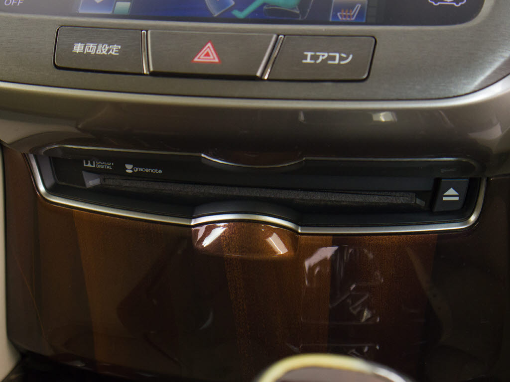 ＣＤはもちろんの事、ＤＶＤ再生も可能です
。フルセグ地デジにも対応しさらにＢｌｕｅ
ｔｏｏｔｈにも対応しております