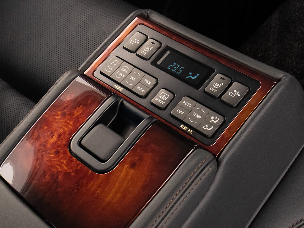 後席もＶＩＰ装備！後席センターコンソール
の画像です！こちらのお車には、後席にもパ
ワーシートが装備されています！更にオーデ
ィオなども後席から操作出来るなど豪華！ゲ
ストに喜んで頂ける装備ですね！