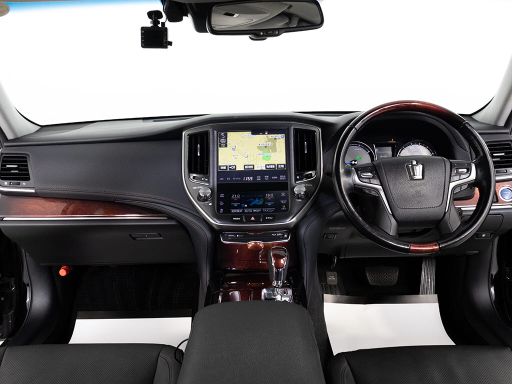 使いやすさや安全性を追求したステアリング
周り！高級車ゆえにスイッチ類が多いのも特
徴ですね！考え尽くされた配置ですぐに使い
こなす事が出来ますのでご安心下さい！是非
、体感してみて下さい！！