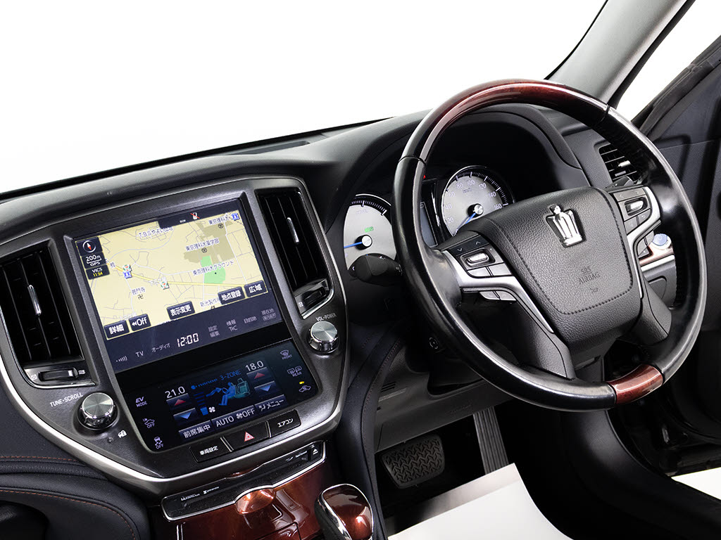 使いやすさや安全性を追求したステアリング
周り！高級車ゆえにスイッチ類が多いのも特
徴ですね！考え尽くされた配置ですぐに使い
こなす事が出来ますのでご安心下さい！是非
、体感してみて下さい！！