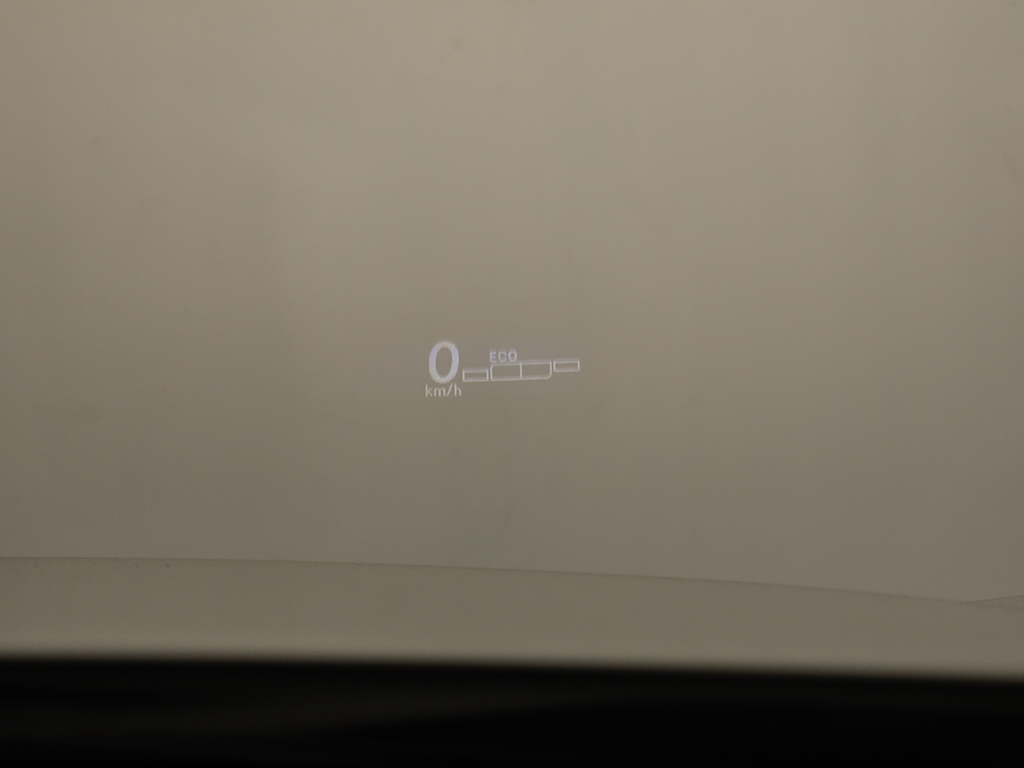 ヘッドアップ・ディスプレイ（HUD）現在の
スピードや、前方の車線情報など、運転に必
要な情報を、目の前のウインドウガラスに表
示する機能です。これにより、目線の移動が
少なく済み、安全です。