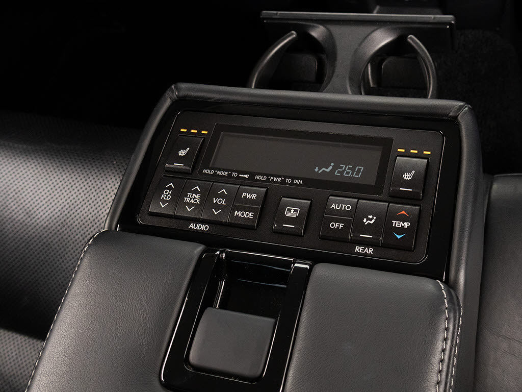 後席もVIP装備！後席センターコンソールの
画像です！こちらのお車は、オーディオなど
も後席から操作出来るなど豪華！ゲストに喜
んで頂ける装備ですね！