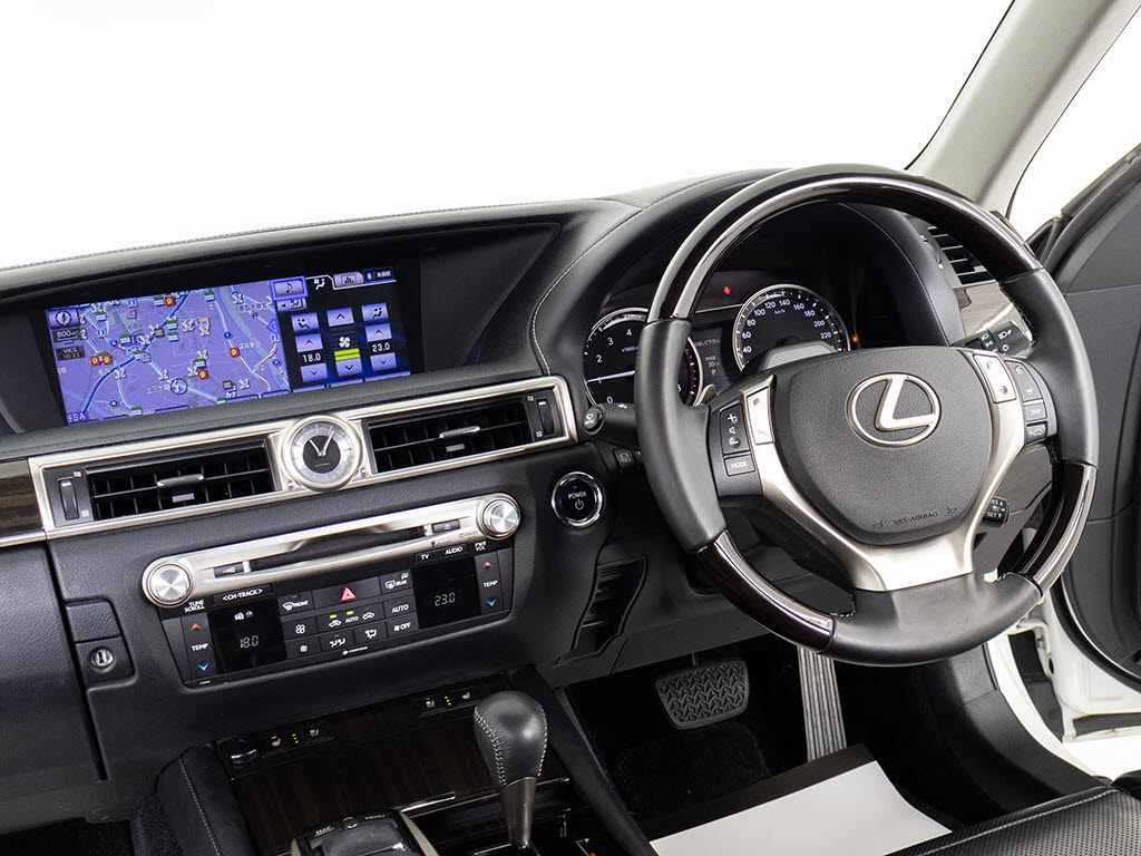 ★使いやすさや安全性を追求したステアリン
グ周り！高級車ゆえにスイッチ類が多いのも
特徴ですね！考え尽くされた配置ですぐに使
いこなす事が出来ますのでご安心下さい！是
非、体感してみて下さい！！
