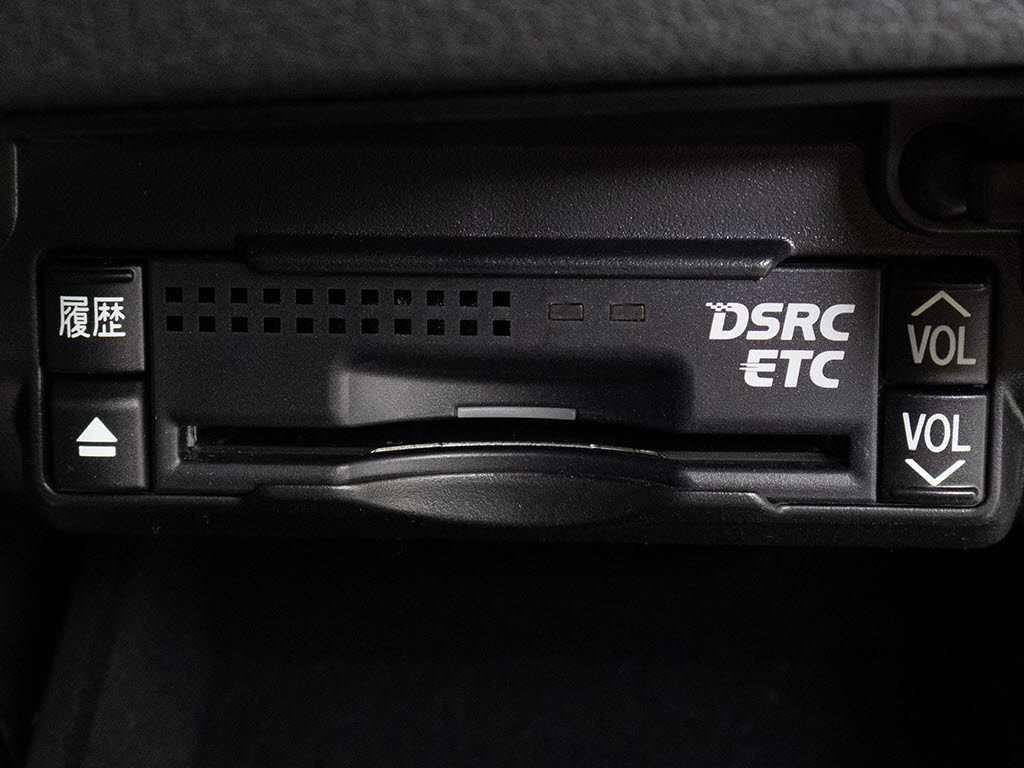 ★ETC(DSRC)が装備されています！！社外品
とは違い収まりの良いデザインが人気！高速
道路を利用する際は必需品ですよね！！スト
レス無く料金所を通過出来ます！！