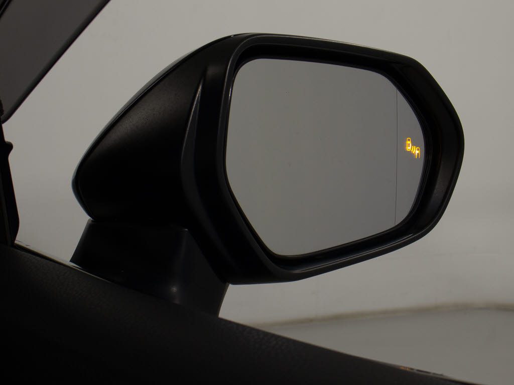 BSM（ブラインドスポット）モニター装備！
死角の車の接近をお知らせしてくれる安全装
備になります！