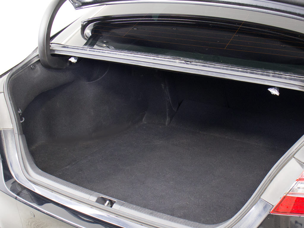 トランクが狭いと思っておりませんか？実際
は大容量トランクです！旅行等の長距離ドラ
イブも快適です！また、屋根付きスペースを
完備しておりますので、夜間でも、雨でも雪
の日だってゆっくりご覧頂けます。