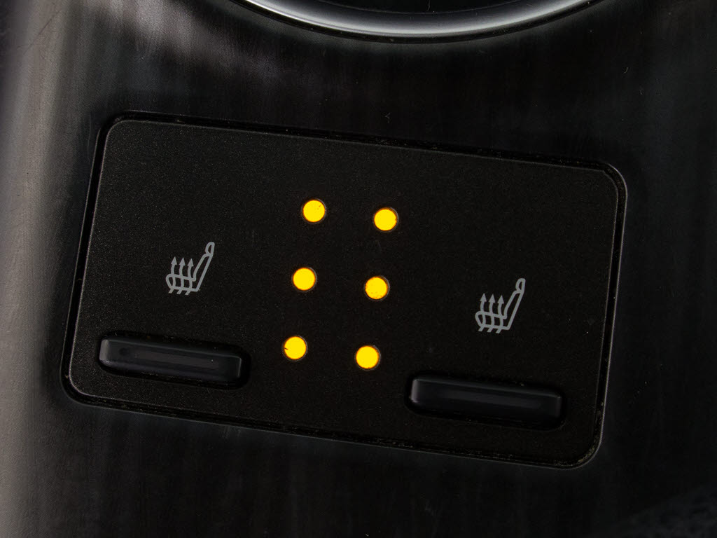 シートヒーターを装備しています！高級車な
らではの装備です！シートが暖まりますので
、寒い冬場も快適にご乗車頂けます！腰にも
優しい！お子様や女性にも嬉しい装備ですね
！！