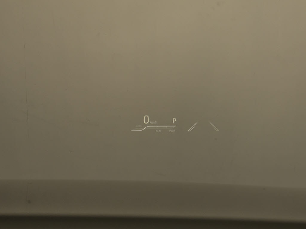 ヘッドアップディスプレイ(HUD)付！、フロ
ントウインドウガラスに運転支援システムの
作動状況や走行に関するさまざまな情報を表
示することができます。