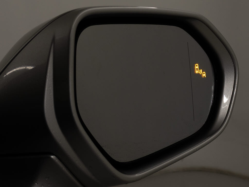 ＢＳＭ（ブラインドスポットモニタ）！隣の
車線を走る車両をレーダーで検知し、ドアミ
ラーでは確認しにくい後側方エリアに存在す
る車両に加えて、急接近してくる車両も検知
します。
