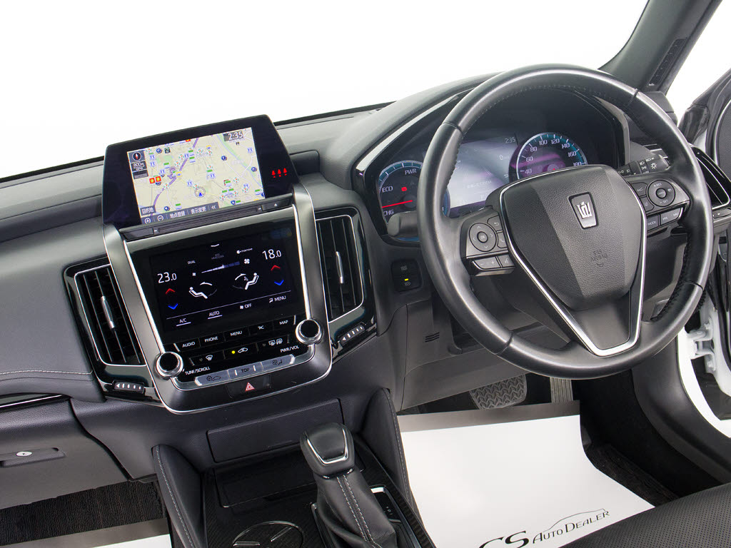 使いやすさや安全性を追求したステアリング
周り！高級車ゆえにスイッチ類が多いのも特
徴ですね！考え尽くされた配置ですぐに使い
こなす事が出来ますのでご安心下さい！是非
、体感してみて下さい！！