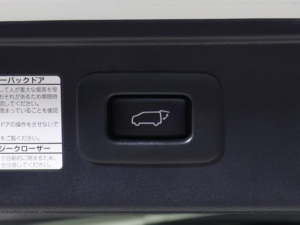 スイッチ操作でトランクリッドの自動開閉が
行えます。電子キー本体のワイヤレス機能や
運転席のスイッチからでもオープン操作が可
能です！高級車ならではの快適装備です！！