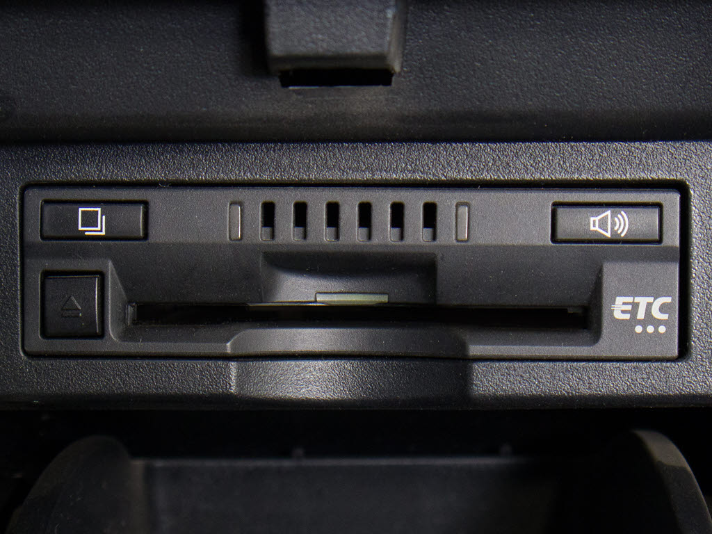 コンソール内一体型のビルトインＥＴＣ装備
！見た目の部分も良いですが、ＥＴＣカード
の盗難防止になる設置箇所です！料金所の渋
滞回避！時間帯・日によって料金の軽減を受
けられます！ストレス知らずのドライブ！